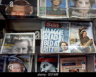 UK nationale Zeitungen mit Titelseiten gewidmet den Tod des ehemaligen PM Margaret Thatcher in London Supermarkt verkauft. Stockfoto