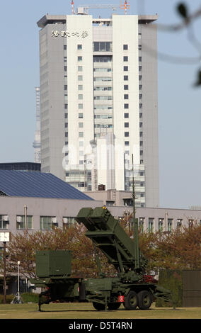 Tokio, Japan. 9. April 2013. Mitglieder der Japan Selbstverteidigungskräfte bereitstellen Patriot Advanced Capability-3 (PAC-3) Raketen auf das Verteidigungsministerium auf Dienstag, 9. April 2013 in Tokio, Japan. (Bild Kredit: Kredit: Koichi Kamoshida/Jana Press/ZUMAPRESS.com/Alamy Live-Nachrichten) Stockfoto