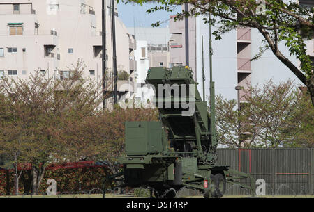 Tokio, Japan. 9. April 2013. Mitglieder der Japan Selbstverteidigungskräfte bereitstellen Patriot Advanced Capability-3 (PAC-3) Raketen auf das Verteidigungsministerium auf Dienstag, 9. April 2013 in Tokio, Japan. (Bild Kredit: Kredit: Koichi Kamoshida/Jana Press/ZUMAPRESS.com/Alamy Live-Nachrichten) Stockfoto