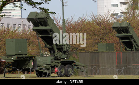 Tokio, Japan. 9. April 2013. Mitglieder der Japan Selbstverteidigungskräfte bereitstellen Patriot Advanced Capability-3 (PAC-3) Raketen auf das Verteidigungsministerium auf Dienstag, 9. April 2013 in Tokio, Japan. (Bild Kredit: Kredit: Koichi Kamoshida/Jana Press/ZUMAPRESS.com/Alamy Live-Nachrichten) Stockfoto