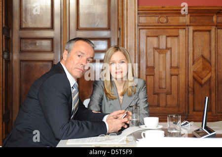 Stefanie Stappenbeck und Hannes Jaenicke bei einem Fototermin für den Film "Sterben Stunde der Kraehen" am Set in Tempelhof. Berlin, Stockfoto