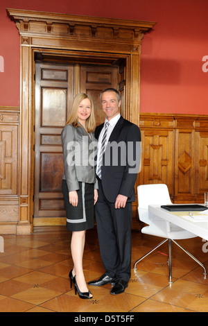 Stefanie Stappenbeck und Hannes Jaenicke Photocall zum Film "Sterben Stunde der Kraehen" am Set in Tempelhof. Berlin, Stockfoto