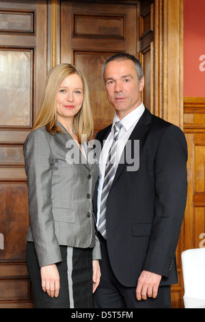 Stefanie Stappenbeck und Hannes Jaenicke bei einem Fototermin für den Film "Sterben Stunde der Kraehen" am Set in Tempelhof. Berlin, Stockfoto