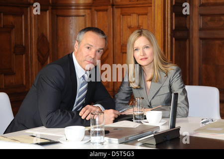 Stefanie Stappenbeck und Hannes Jaenicke bei einem Fototermin für den Film "Sterben Stunde der Kraehen" am Set in Tempelhof. Berlin, Stockfoto