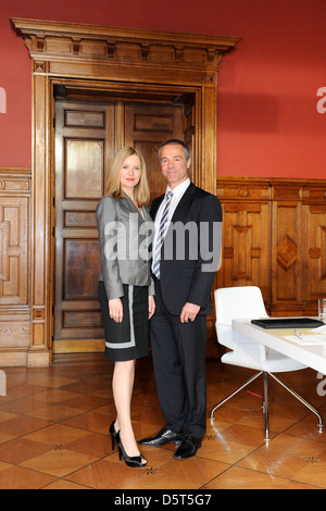 Stefanie Stappenbeck und Hannes Jaenicke bei einem Fototermin der Film "Sterben Stunde der Kraehen" am Set in Tempelhof. Berlin, Stockfoto