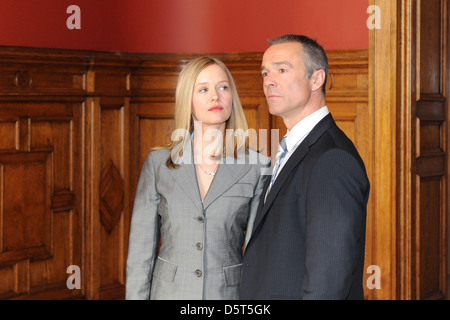 Stefanie Stappenbeck und Hannes Jaenicke bei einem Fototermin für den Film sterben Stunde der Kraehen am Set in Tempelhof Berlin Stockfoto