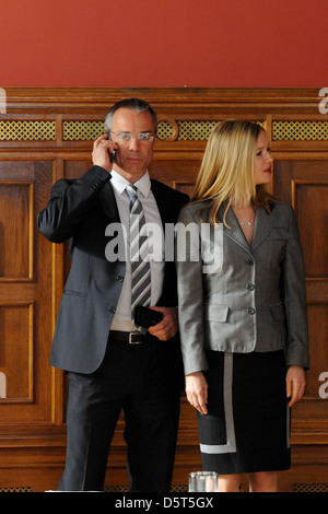 Stefanie Stappenbeck und Hannes Jaenicke bei einem Fototermin für den Film "Sterben Stunde der Kraehen" am Set in Tempelhof. Berlin, Stockfoto