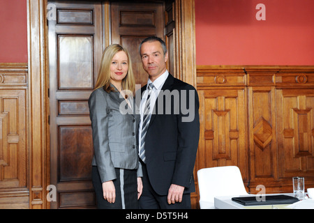 Stefanie Stappenbeck und Hannes Jaenicke Photocall zum Film "Sterben Stunde der Kraehen" am Set in Tempelhof. Berlin, Stockfoto