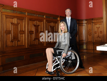 Stefanie Stappenbeck und Hannes Jaenicke bei einem Fototermin für den Film "Sterben Stunde der Kraehen" am Set in Tempelhof. Berlin, Stockfoto