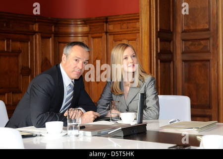 Stefanie Stappenbeck und Hannes Jaenicke bei einem Fototermin für den Film "Sterben Stunde der Kraehen" am Set in Tempelhof. Berlin, Stockfoto