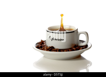 eine Tasse Kaffee mit einem Spritzer Stockfoto