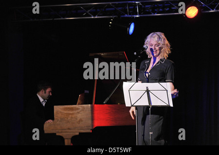 Maria Biermann die live im Cafe Keese. Hamburg, Deutschland - 24.03.2011 Stockfoto