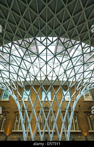 Kunstvolle Struktur auf westlichen Bahnhofshalle Kings Cross Station Stockfoto