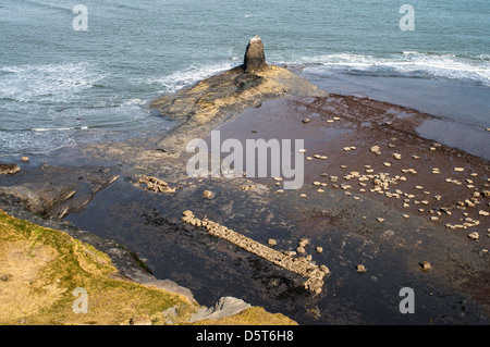 Schwarzer NAB-Felsen mit Überresten von Hafen und Schiffswrack aus dem 17.. Jahrhundert in Saltwick Bay in der Nähe von Whitby, North Yorkshire, England, Großbritannien Stockfoto