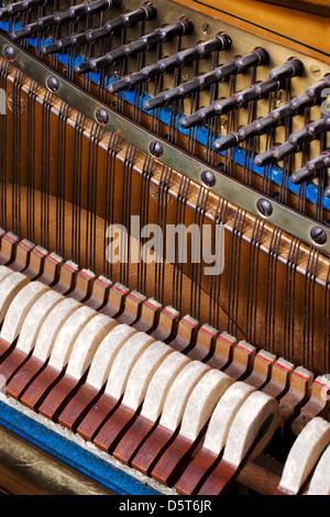 Nahaufnahme der alten im Inneren Element Klavier Stockfoto