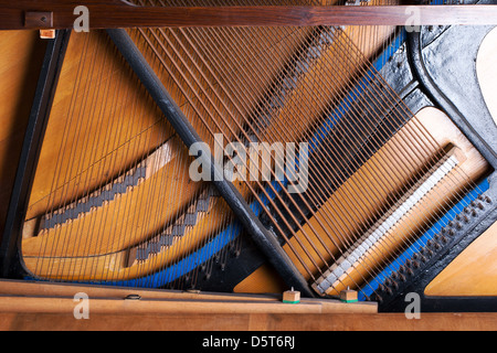 Nahaufnahme der alten im Inneren Element Klavier Stockfoto