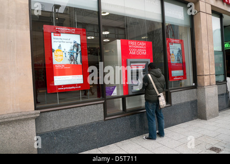 Person, die immer Geld Geld von einem Fürstentum Bausparkasse Bank ATM auf der Queen Street in Cardiff City Wales UK KATHY DEWITT Stockfoto