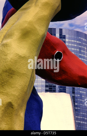 Skulptur von Joan Miro mit dem Titel Deux personnages fantastiques in La Defense, dem Geschäftsviertel von Paris, Frankreich Stockfoto