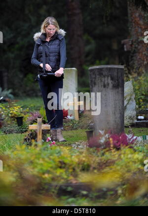 Grab-Inspektor Sibylle Janssen steht vor einem Gracve mit ihrem Laptop und prüft ein Grab auf dem Hauptfriedhof in Frankfurt Main, Deutschland, 7. November 2012. 36 Friedhöfe, 12.000 Gräber und aber einen schweren Inspektor: Janssen wird überprüft, ob der Landschaftsgärtner auf Arbeit auf bestimmte Gräber ihrer vereinbarten tun. Sie sagt, dass es nur selten für Kritik führen. Foto: Andreas Arnol Stockfoto