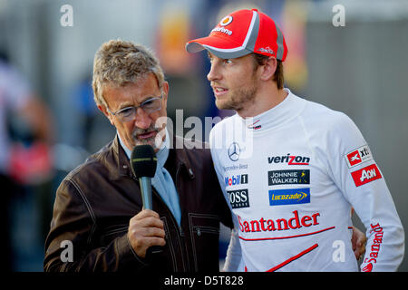 Irish Eddie Jordan (L), Lead Analyst für BBC in der Formel 1, interviews britische Formel1-Fahrer Jenson Button McLaren Mercedes nach der Qualifikation-Session im Fahrerlager auf dem Circuit of The Americas in Austin, Texas, USA, 17. November 2012. Die Formel 1 United States Grand Prix statt findet am 18. November 2012. Foto: David sollte/dpa Stockfoto