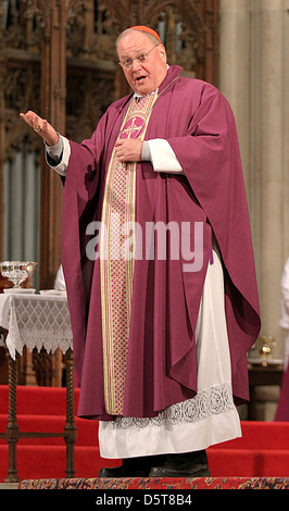 Neu gewählte führt Kardinal Timothy Dolan eine Aschermittwoch Zeremonie St. Patricks Kathedrale New York City, USA - 22.02.12 Stockfoto