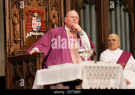 Neu gewählte führt Kardinal Timothy Dolan eine Aschermittwoch Zeremonie St. Patricks Kathedrale New York City, USA - 22.02.12 Stockfoto