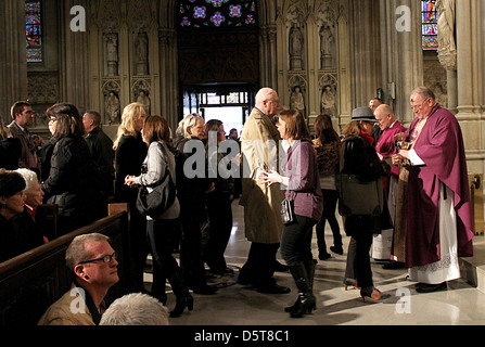 Neu gewählte führt Kardinal Timothy Dolan eine Aschermittwoch Zeremonie St. Patricks Kathedrale New York City, USA - 22.02.12 Stockfoto