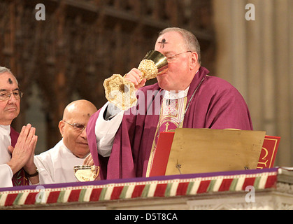 Neu gewählte führt Kardinal Timothy Dolan eine Aschermittwoch Zeremonie St. Patricks Kathedrale New York City, USA - 22.02.12 Stockfoto