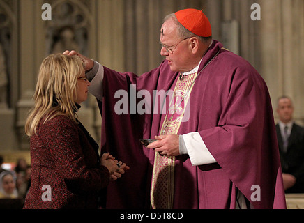 Neu gewählte führt Kardinal Timothy Dolan eine Aschermittwoch Zeremonie St. Patricks Kathedrale New York City, USA - 22.02.12 Stockfoto