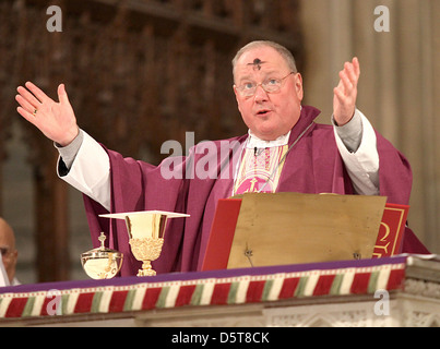 Neu gewählte führt Kardinal Timothy Dolan eine Aschermittwoch Zeremonie St. Patricks Kathedrale New York City, USA - 22.02.12 Stockfoto