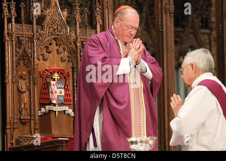 Neu gewählte führt Kardinal Timothy Dolan eine Aschermittwoch Zeremonie St. Patricks Kathedrale New York City, USA - 22.02.12 Stockfoto