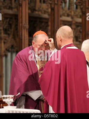 Neu gewählte führt Kardinal Timothy Dolan eine Aschermittwoch Zeremonie St. Patricks Kathedrale New York City, USA - 22.02.12 Stockfoto