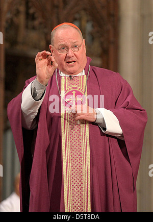 Neu gewählte führt Kardinal Timothy Dolan eine Aschermittwoch Zeremonie St. Patricks Kathedrale New York City, USA - 22.02.12 Stockfoto