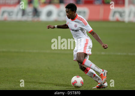 Münchens David Alaba spielt den Ball während der Bundesliga-Fußballspiel zwischen FC Nürnberg und FC Bayern München im Stadion Nürnberg in Nürnberg, 17. November 2012. Foto: DANIEL KARMANN Stockfoto