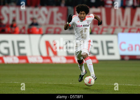 Münchner Dante spielt den Ball während der Bundesliga-Fußballspiel zwischen FC Nürnberg und FC Bayern München im Stadion Nürnberg in Nürnberg, 17. November 2012. Foto: DANIEL KARMANN Stockfoto