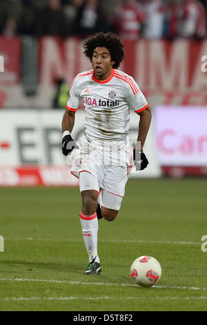 Münchner Dante spielt den Ball während der Bundesliga-Fußballspiel zwischen FC Nürnberg und FC Bayern München im Stadion Nürnberg in Nürnberg, 17. November 2012. Foto: DANIEL KARMANN Stockfoto