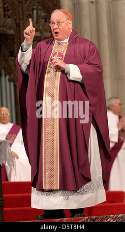 Neu gewählte führt Kardinal Timothy Dolan eine Aschermittwoch Zeremonie St. Patricks Kathedrale New York City, USA - 22.02.12 Stockfoto