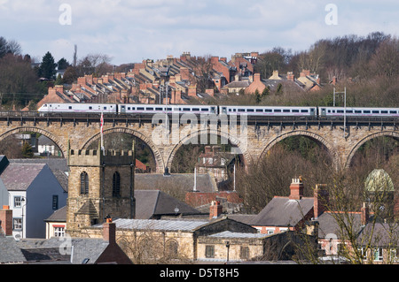 East Coast express Personenzug kreuzt Durham Eisenbahn Viadukt North East England UK Stockfoto