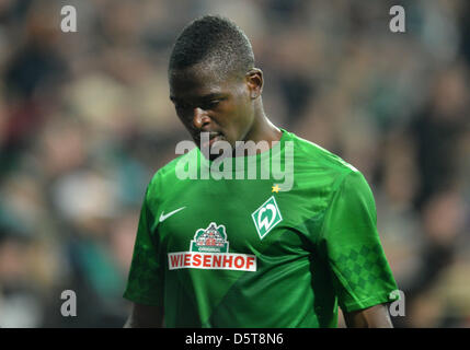 Werder Assani Lukimya ist in der deutschen Bundesliga-Spiel zwischen Werder Bremen und Fortuna Düsseldorf im Weser-Stadion in Bremen, Deutschland, 18. November 2012 abgeschickt. Foto: CARMEN JASPERSEN (Achtung: EMBARGO Bedingungen! Die DFL ermöglicht die weitere Nutzung der nur bis zu 15 Bilder (keine Sequntial Bilder oder Video-ähnliche Reihe der Bilder erlaubt) über das Internet und Stockfoto