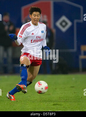 Hamburgs Heung Min Son spielt den Ball während der Fußball-Bundesligaspiel zwischen dem Hamburger SV und FSV Mainz 05 bei Imtech-Arena in Hamburg, Deutschland, 17. November 2012. Foto: AXEL HEIMKEN Stockfoto