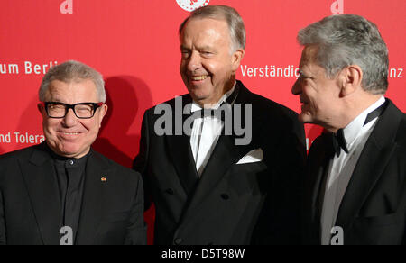 Architekt Daniel Libeskind (L-R), Staatsminister für Kulturstaatsminister Bernd Neumann und Bundespräsident Joachim Gauck kommen für die Eröffnung der Akademie des jüdischen Museums in Berlin, Deutschland, 17. November 2012. Foto: Britta Pedersen Stockfoto