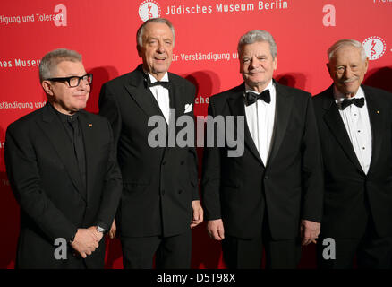 Architekt Daniel Libeskind (L-R), Staatsminister für Kulturstaatsminister Bernd Neumann, Bundespräsident Joachim Gauck und Direktor des jüdischen Museums Berlin Michael Blumenthal kommen für die Eröffnung der Akademie des jüdischen Museums in Berlin, Deutschland, 17. November 2012. Foto: Britta Pedersen Stockfoto