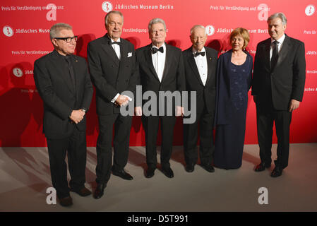 Architekt Daniel Libeskind (L-R), Staatsminister für Kulturstaatsminister Bernd Neumann, Bundespräsident Joachim Gauck, Direktor des jüdischen Museums Berlin Michael Blumenthal, First Lady Daniela Schadt Regierenden Bürgermeisters von Berlin Klaus Wowereit kommen für die Eröffnung der Akademie des jüdischen Museums in Berlin, Deutschland, 17. November 2012. Foto: Britta Pedersen Stockfoto