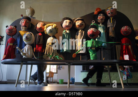 Marionetten sind auf dem Display an Villa s. in Magdeburg, Deutschland, 13. November 2012. Das größte Marionetten-Museum in Mitteldeutschland soll um am 25. November 2012 zu eröffnen. 1.000 Exponate werden auf 600 qm ausgestellt. Foto: Jens Wolf Stockfoto