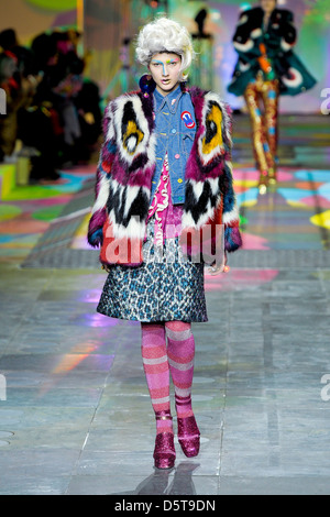 Modell London Fashion Woche Herbst/Winter 2012 - Meadham Kirchhoff - Catwalk London, England - 22.02.12 Stockfoto