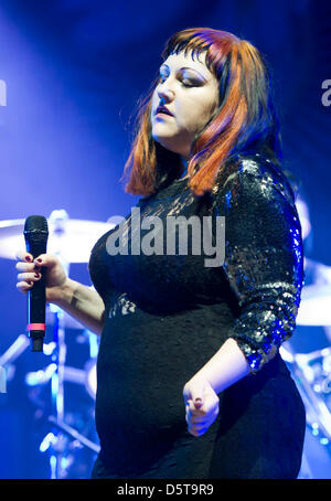 Die Sängerin der US-Band "Gossip", Beth Ditto, führt auf der Bühne während eines Konzerts in Berlin, Deutschland, 18. November 2012. Klatsch präsentiert ihr fünfte Studioalbum mit dem Titel "A Joyful Noise". Foto: Marc Tirl Stockfoto