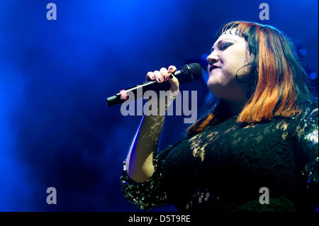 Die Sängerin der US-Band "Gossip", Beth Ditto, führt auf der Bühne während eines Konzerts in Berlin, Deutschland, 18. November 2012. Klatsch präsentiert ihr fünfte Studioalbum mit dem Titel "A Joyful Noise". Foto: Marc Tirl Stockfoto