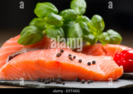 Frisches Lachsfilet auf Felsen Stockfoto