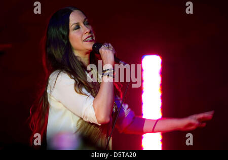 US-kanadische Sängerin Alanis Morissette führt bei einem Konzert in Hamburg, Deutschland, 18. November 2012. Morissette präsentiert ihr neues Album "Chaos und hellen Lichtern" erschien im August 2012. Foto: Axel Heimken Stockfoto