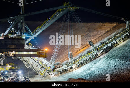 Eine wichtigste Beute-Brücke ist die Braunkohle Tageslicht Mine der Vattenfall Europe AG in Jaenscherwalde, Deutschland, 14. November 2012 abgebildet. Lausaitz Kohle an einer Tageslicht-Mine gegossen und in Energie im nahe gelegenen Kernkraftwerk umgewandelt. die zwei Minen in der Region bieten eine tägliche Belastung von 60 000 Tonnen Braunkohle, umfasst die tägliche Energieversorgung einer Großstadt. Foto: PATRICK PLEUL Stockfoto